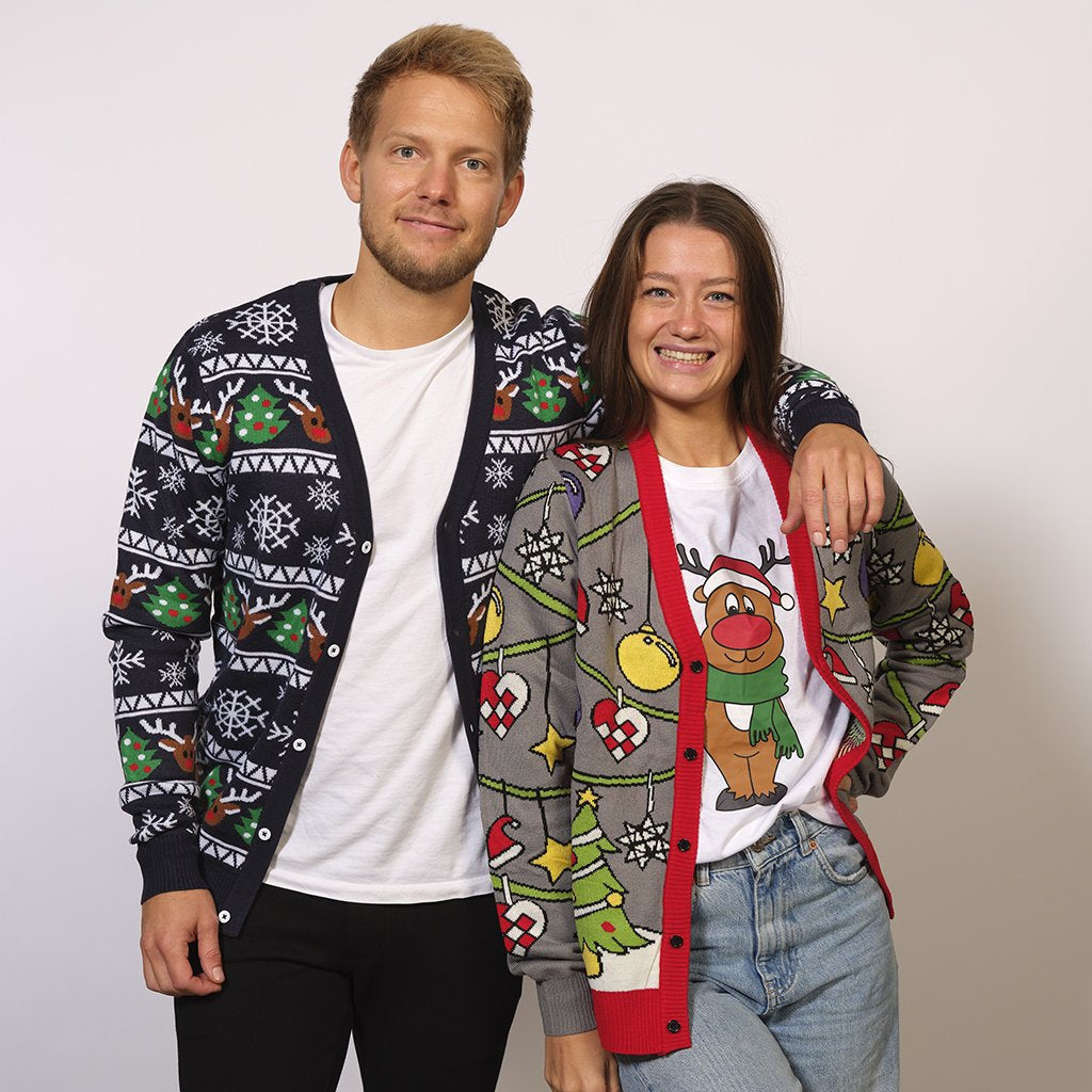 En mand og en dame iført hver deres julecardigan.